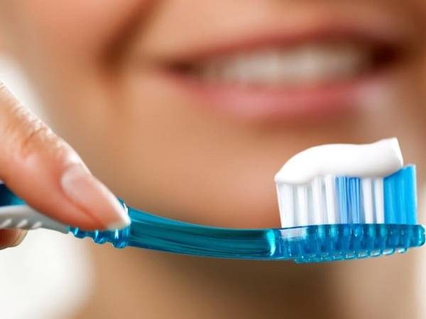 cách vệ sinh răng miệng sau khi phun môi