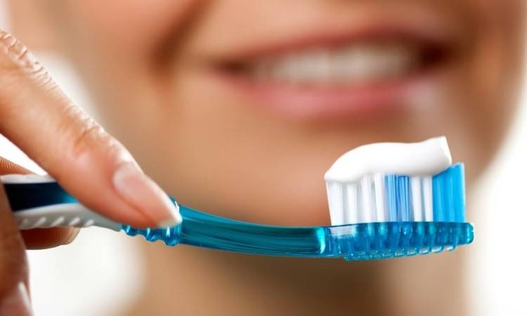 Cách vệ sinh răng miệng sau khi phun môi đúng và an toàn