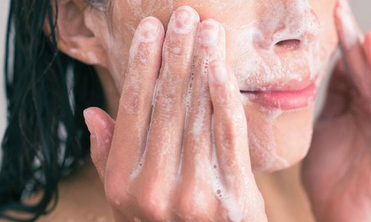 Phun lông mày bao lâu thì dùng sữa rửa mặt?