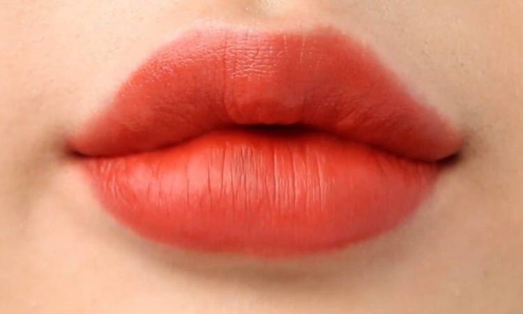Phun môi Collagen màu đỏ cam có đẹp như lời đồn?