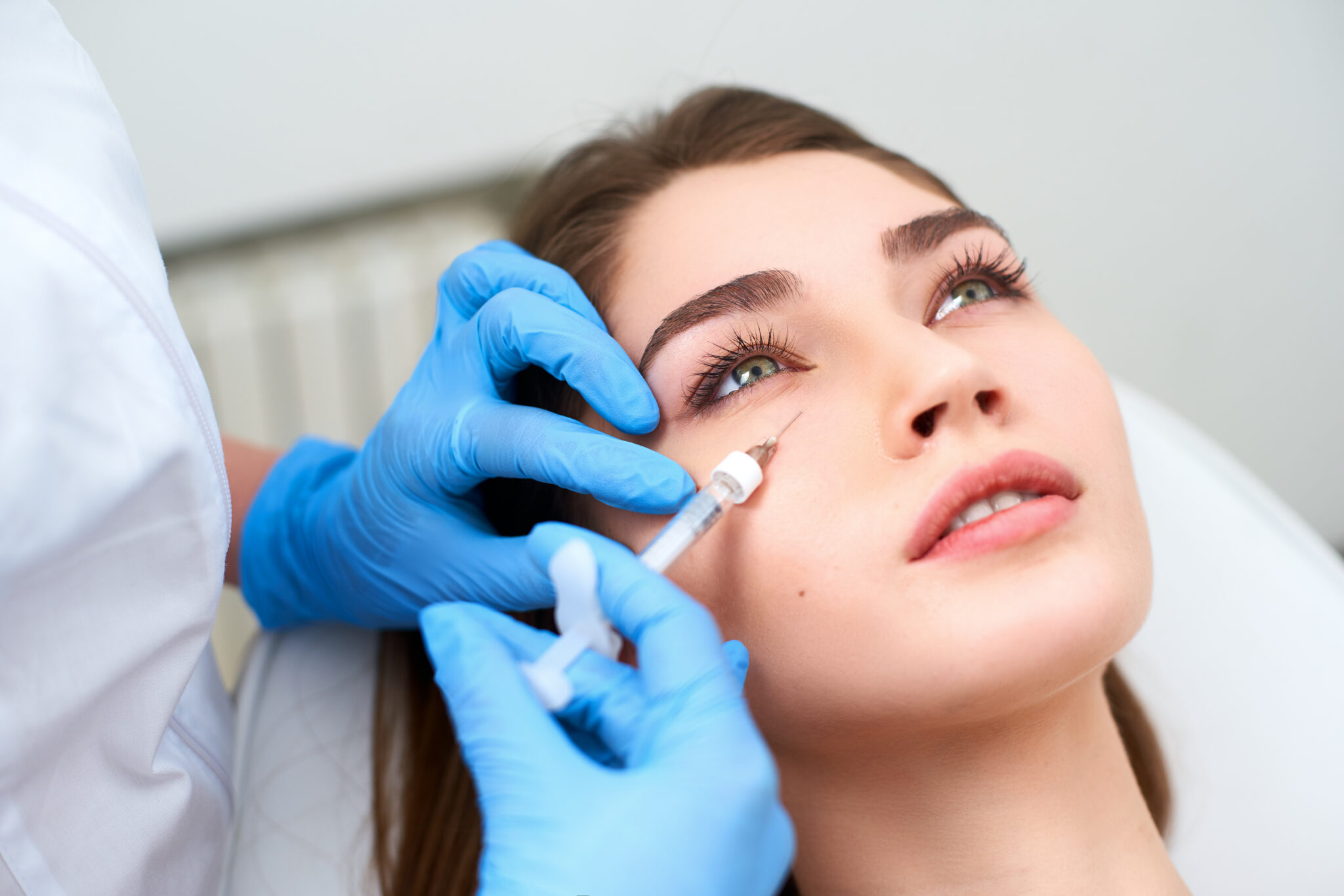 Cách hoạt động của cấy Meso trị thâm mắt chính là thông qua kỹ thuật tiêm vi điểm, đưa trực tiếp tinh chất vào vùng thâm mắt cần điều trị.