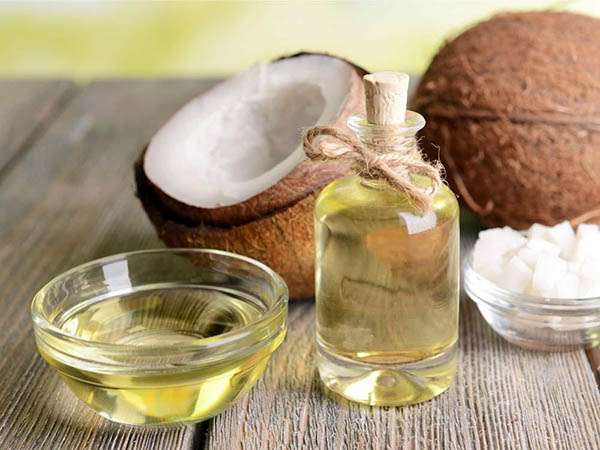 15 cách làm đẹp da mặt - Dưỡng ẩm da bằng dầu dừa