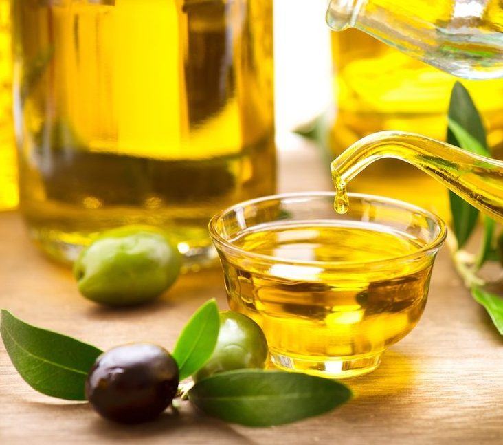 15 cách dưỡng da mặt - Dưỡng ẩm da bằng dầu oliu