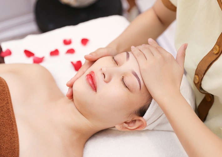 Căng da mặt trẻ hóa da tại nhà bằng massage