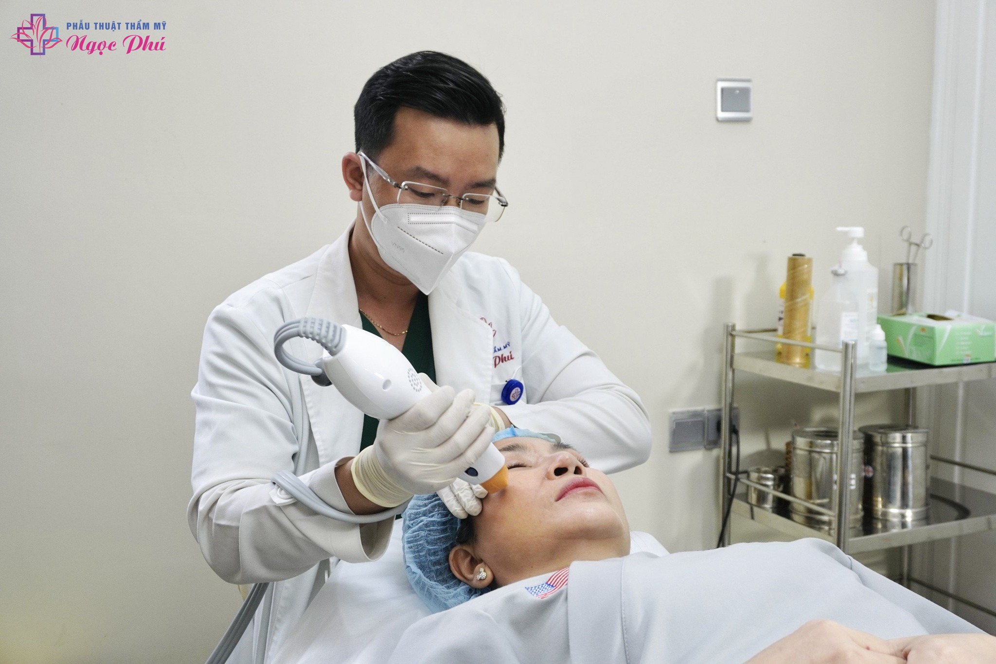 Căng da mặt không phẫu thuật bằng công nghệ Thermage là một phương pháp sử dụng sóng tần số vô tuyến (RF) để làm nóng lớp collagen nằm sâu dưới bề mặt da.