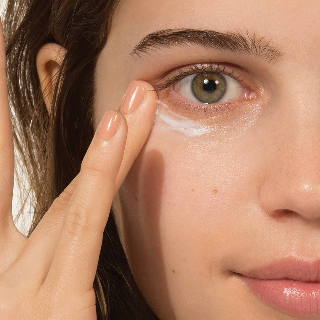 Dưỡng ẩm giúp da dưới mắt luôn mềm mại và khỏe mạnh. Bạn có thể sử dụng kem dưỡng ẩm dành riêng cho vùng mắt.