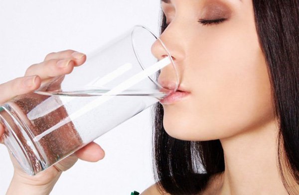 Da mụn có tiêm meso được không? Không, bạn nên uống nước giúp giảm mụn trước