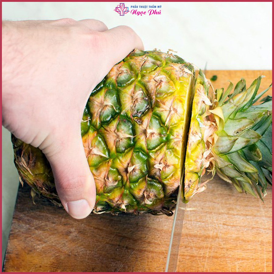 Để loại bỏ phần vỏ thơm, trước hết bạn cần chuẩn bị một con dao gọt thơm chuyên dụng.