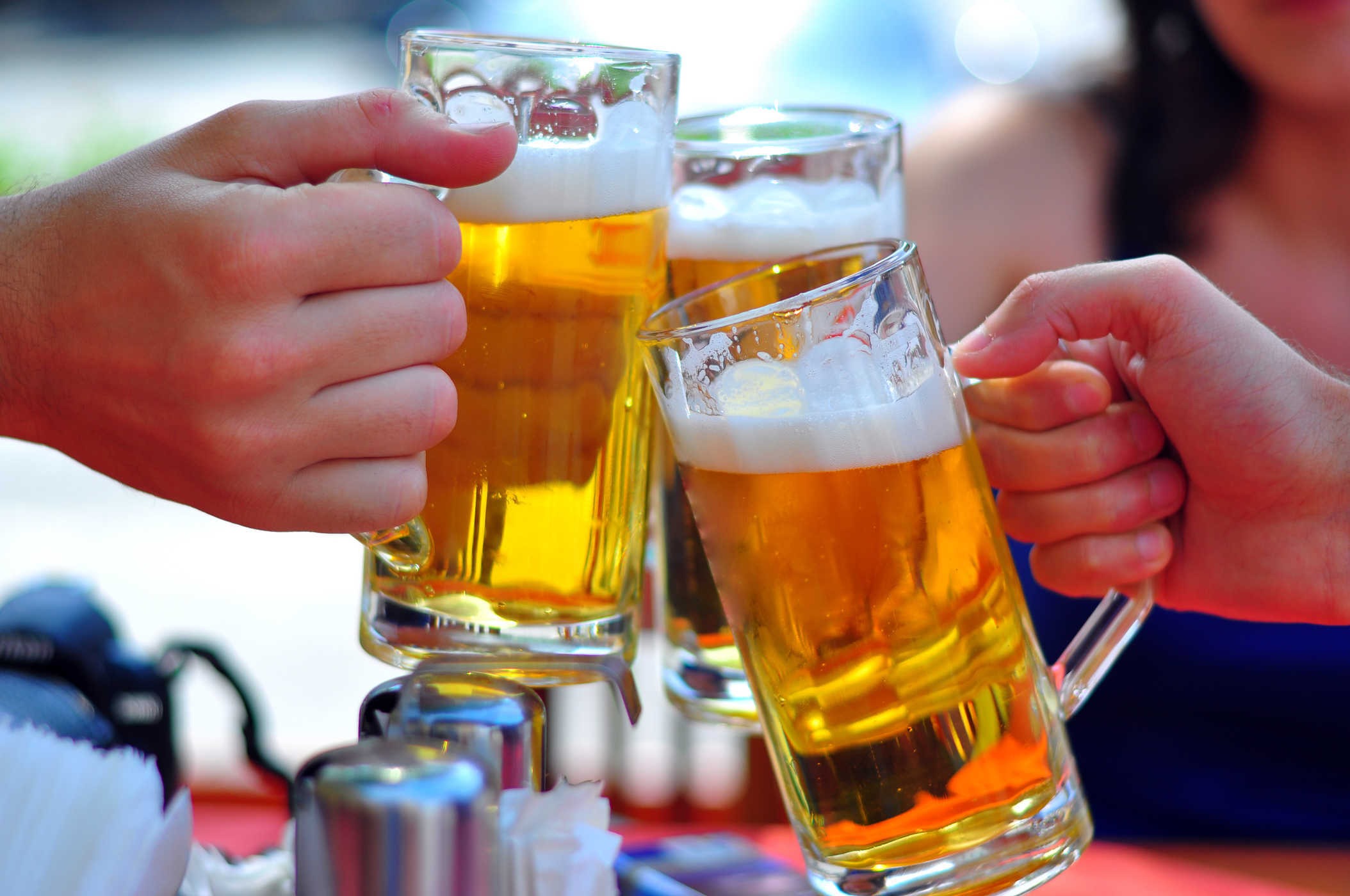 Trong các chất kích thích, đặc biệt là rượu, bia đều chứa thành phần ethanol, gây ra tương tác với thuốc mê, như vậy có thể làm tăng nguy phản ứng dẫn đến xuất hiện các dụng phụ. 