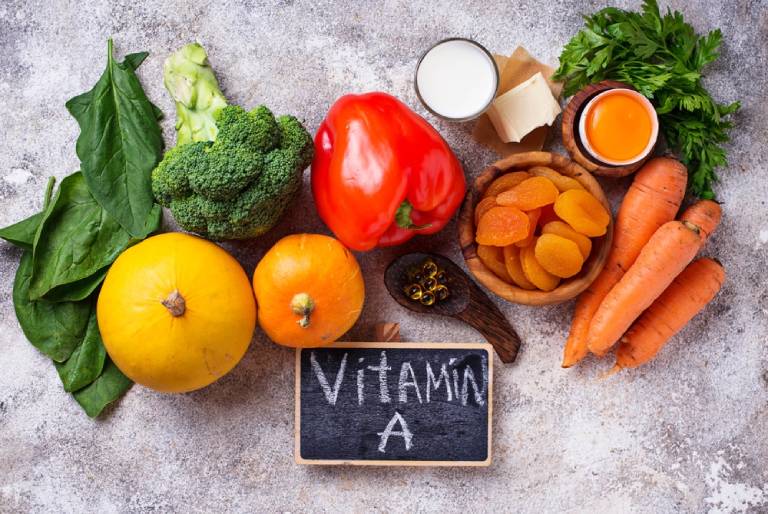 Vitamin A tác dụng chống oxy hóa, thúc đẩy sản sinh collagen giúp vết thương được nhanh lành. Vitamin A dễ tìm thấy trong nhiều loại trái cây và rau củ như cam, bưởi, quýt, cà rốt, cà chua, súp lơ, và bó xôi,... Bạn có thể kết hợp các thực phẩm này vào trong bữa ăn chính.