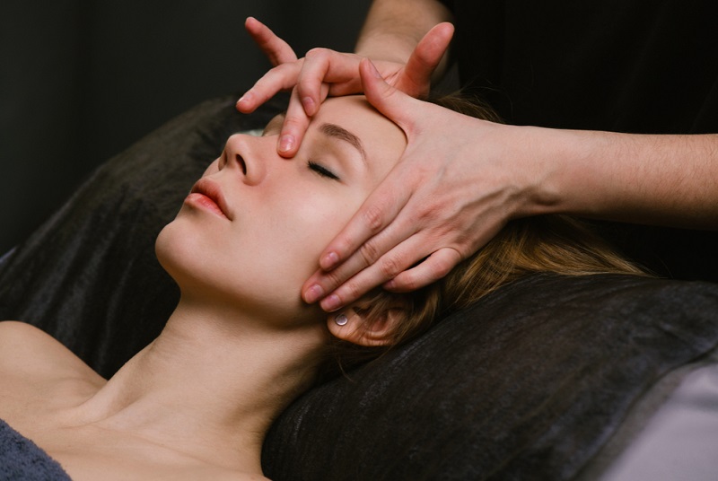 Phương pháp massage mũi sẽ phù hợp với những người có sẵn dáng mũi thẳng, nhưng phần đầu mũi bị thấp và tẹt hoặc những người đang có bệnh lý viêm xoang, viêm mũi dị ứng,...