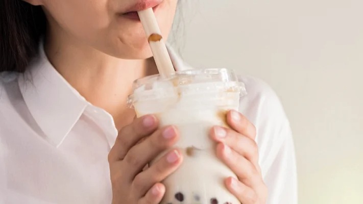 Nhiều người sau khi nâng mũi xong đều có cùng một câu hỏi “sau khi nâng mũi uống trà sữa được không?