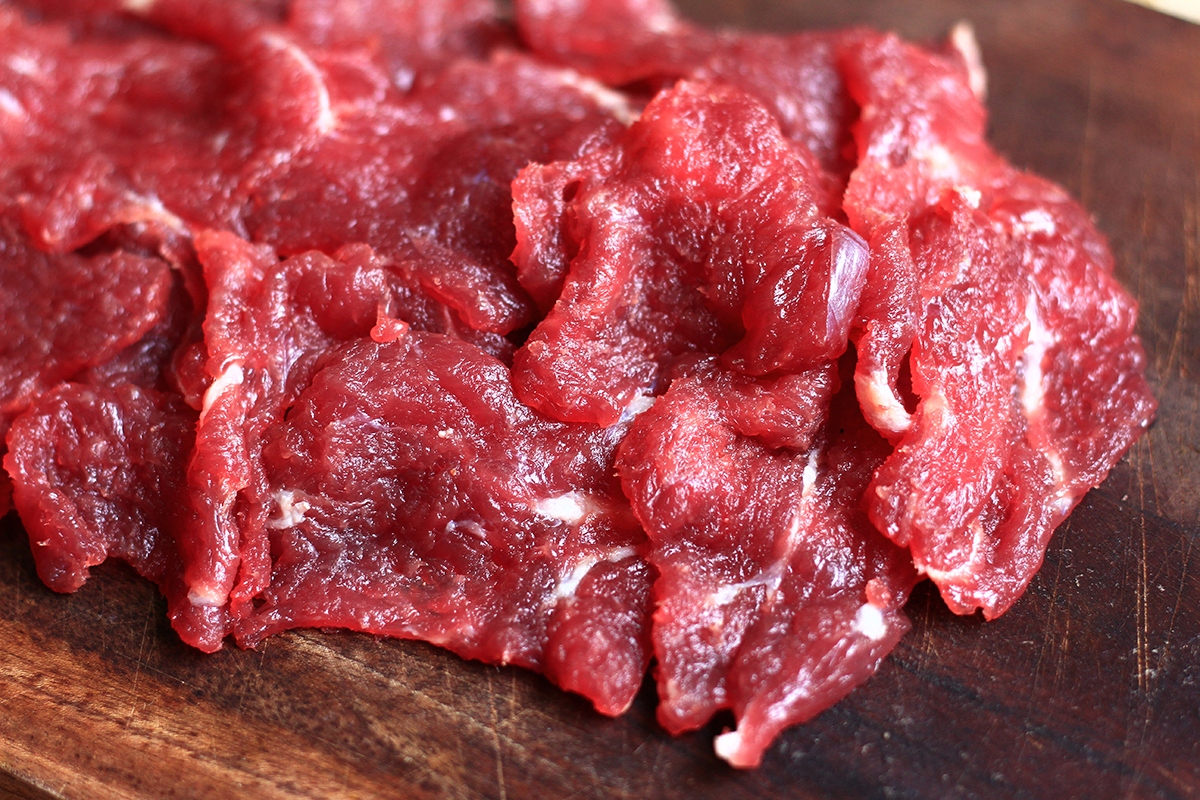 Thịt bò là thực phẩm đầu tiên trong danh sách phun môi kiêng gì mà bạn cần ghi nhớ. 