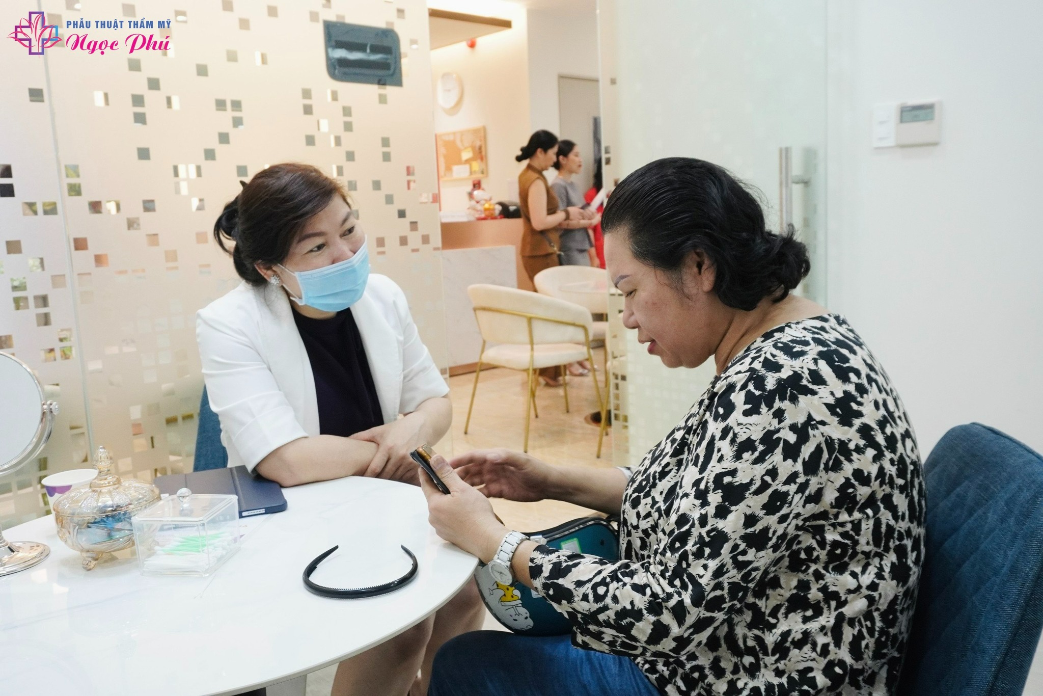 Khách hàng được tư vấn dịch vụ tiêu phẫu căng da mặt tại Thẩm mỹ Ngọc Phú